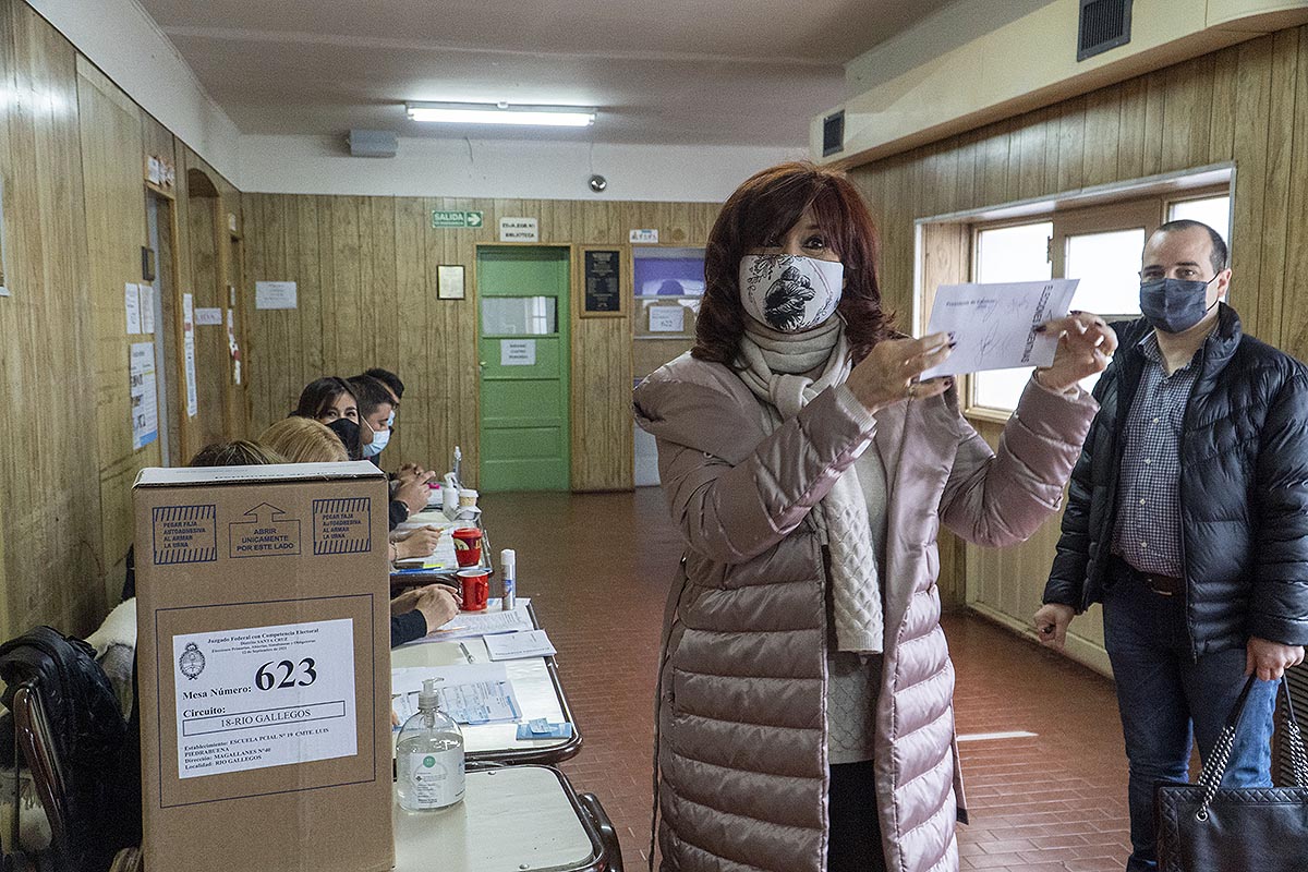Cristina Fernández de Kirchner votó en Río Gallegos y confirmó que viajará al búnker de Buenos Aires