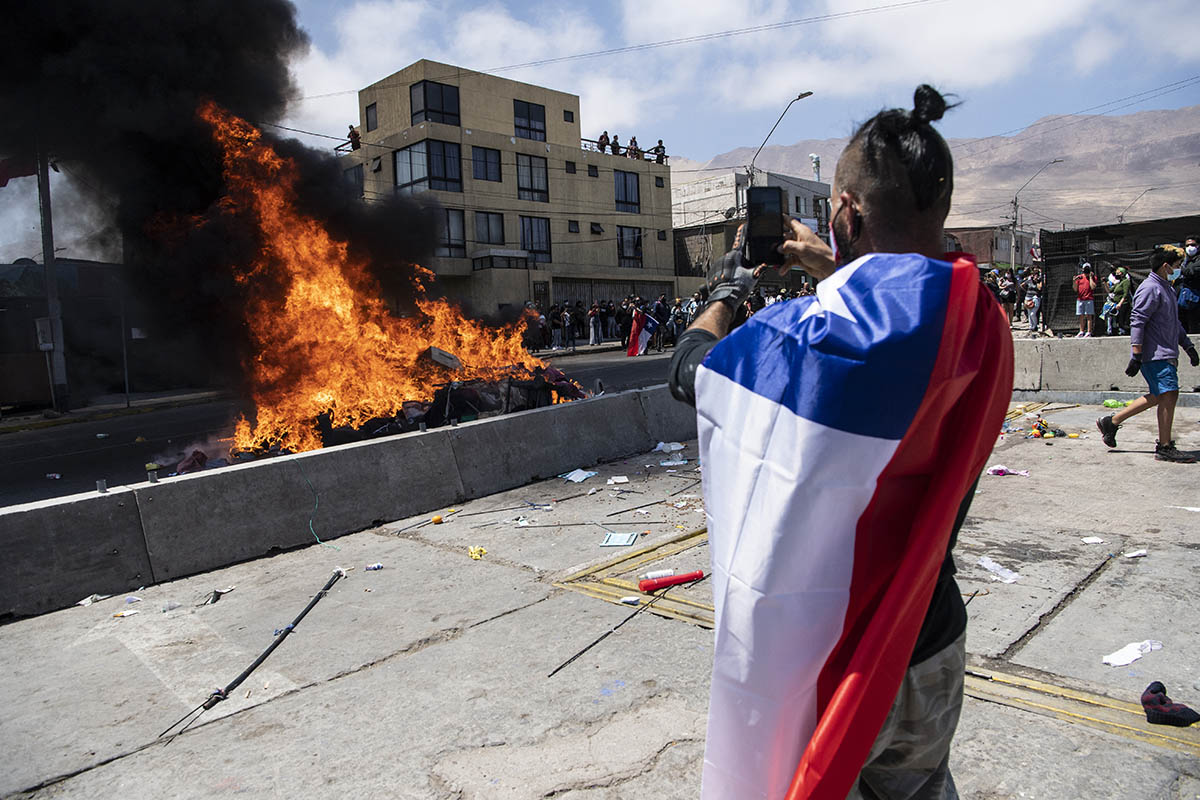 Amplio repudio en Chile a la violenta marcha anti migrantes que terminó con la quema de sus pertenencias