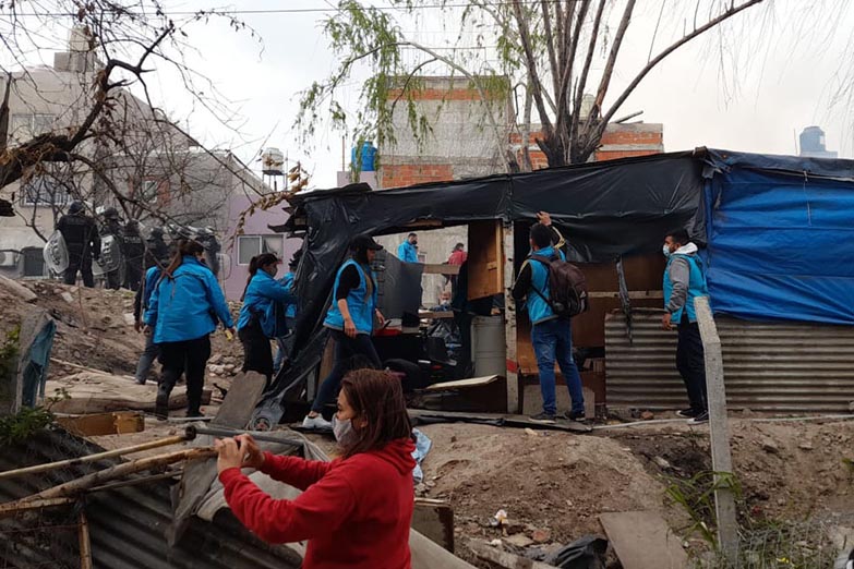 Violento desalojo en la Villa 31: “Algunos no querían irse de sus casillas  y la policía prendió fuego para que salgan” - Tiempo Argentino