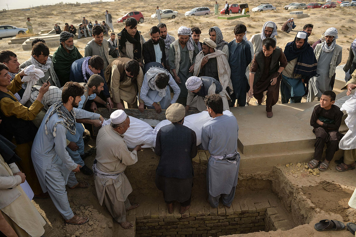 Una bomba en mezquita chiita en Afganistán deja una treintena de muertos