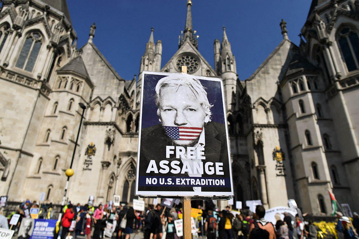 El disparatado plan de la CIA de tirotearse con los rusos en Londres y matar a Assange