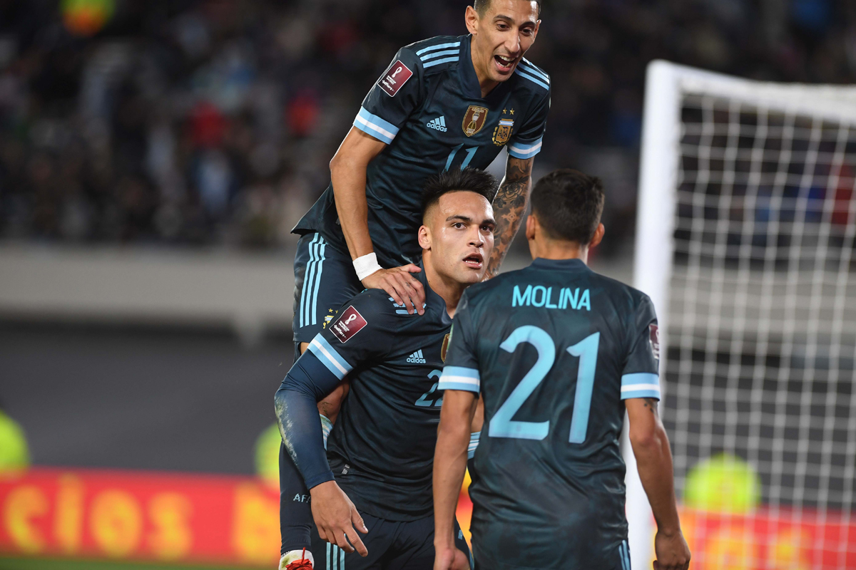 Esta vez sin brillo, Argentina venció a Perú y dio otro gran paso al Mundial