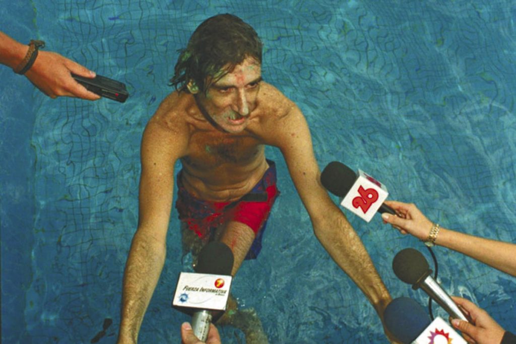 “Yo no soy igual al resto”, dijo Charly García y saltó a la pileta desde el noveno piso 1 “Yo no soy igual al resto”, dijo Charly García y saltó a la pileta desde el noveno piso