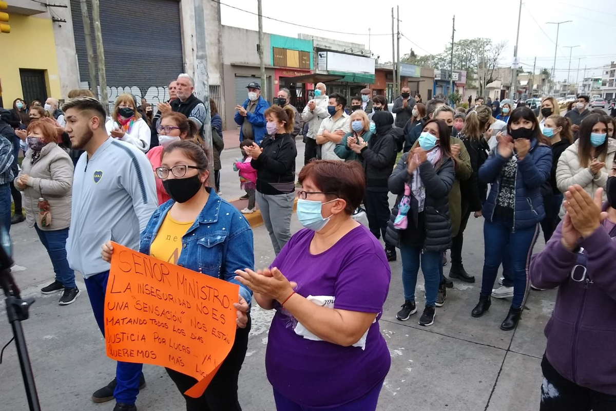 Movilización en Quilmes tras el crimen de un estudiante de 17 años: hay tres detenidos
