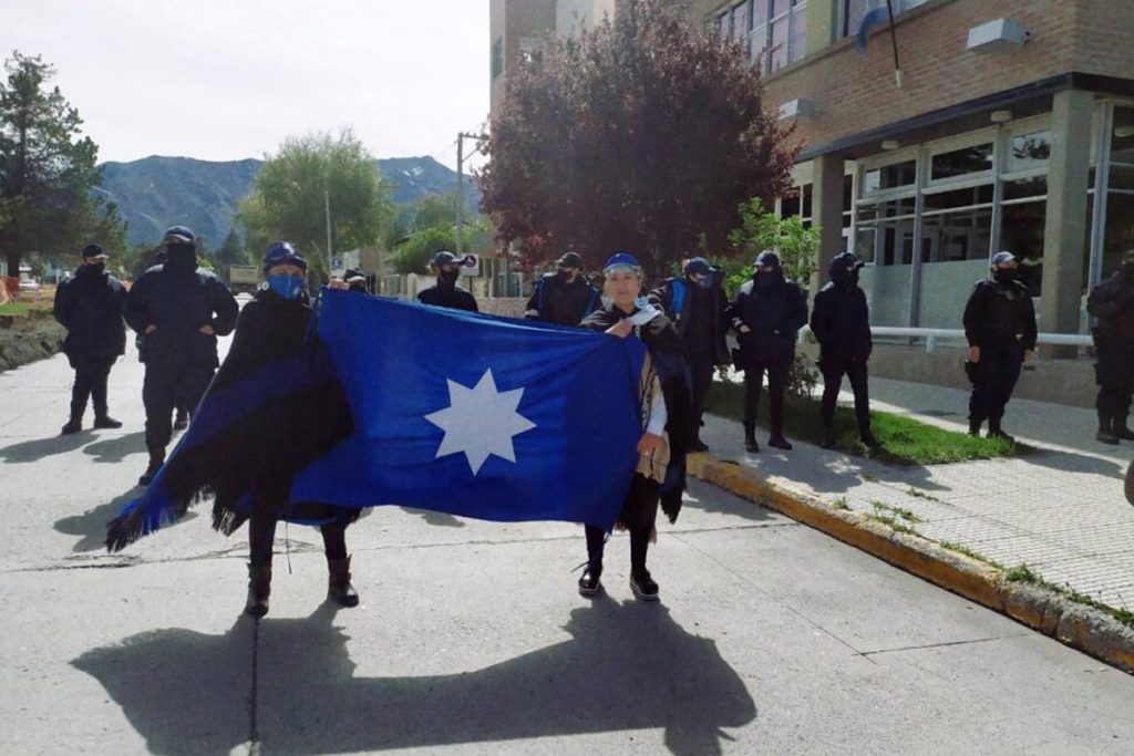 Llevan a juicio a familia mapuche tehuelche: defensoras denuncian causa armada 2 Llevan a juicio a familia mapuche tehuelche: defensoras denuncian causa armada