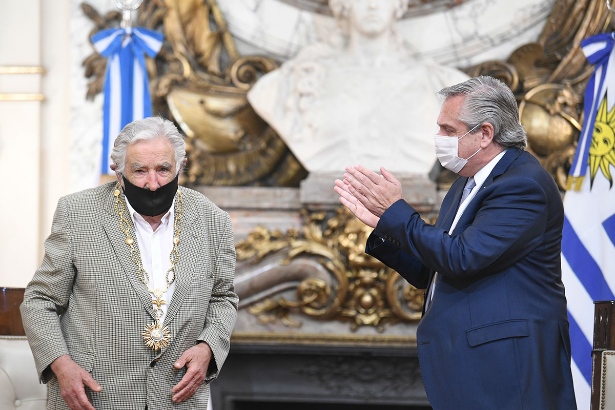 El presidente otorgó la condecoración del Collar de la Orden del Libertador San Martín a Pepe Mujica