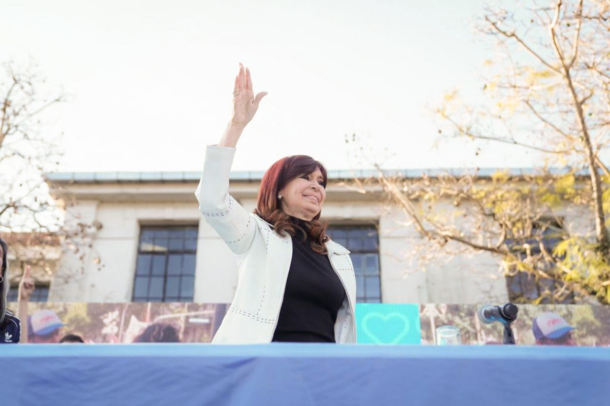 Cristina Kirchner fue dada de alta y agradeció al personal de salud que la atendió