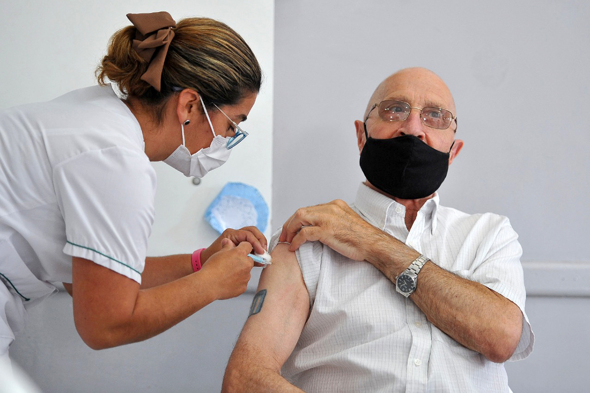 Vacunación libre para mayores de 3 años y tercera dosis para trabajadores de la salud bonaerenses