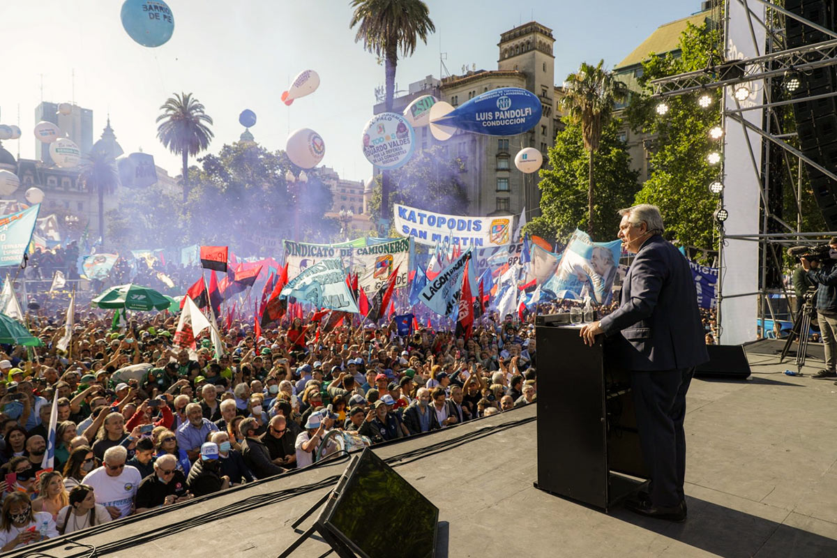 El ordenamiento peronista y el acto en la Plaza empoderan a Alberto Fernández frente al FMI
