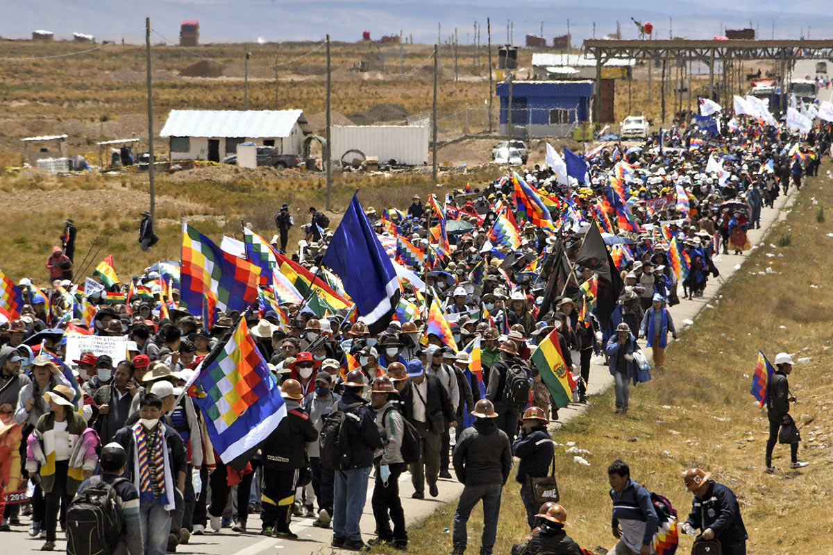 Evo llega a La Paz frente a la marcha contra el golpe