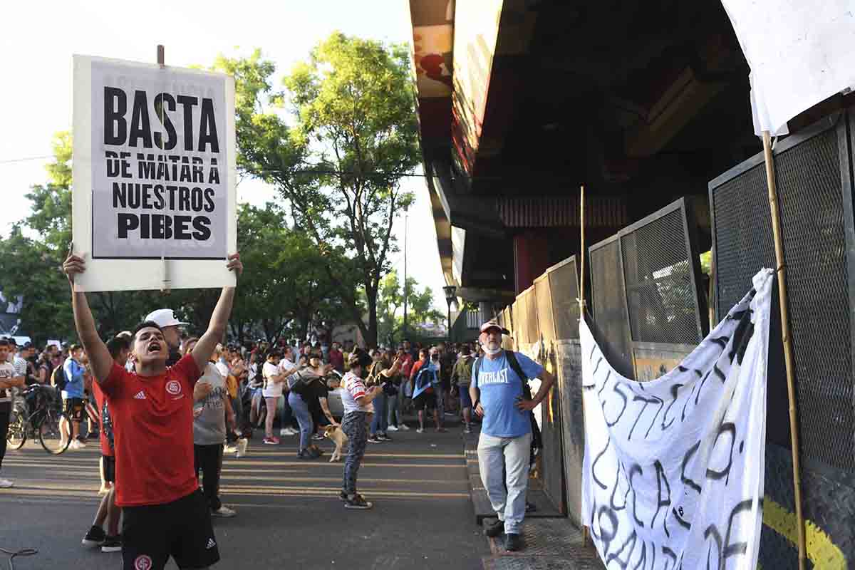 El dolor infinito de los amigos: “Lucas se fue así, tiroteado por la Policía por negrito”