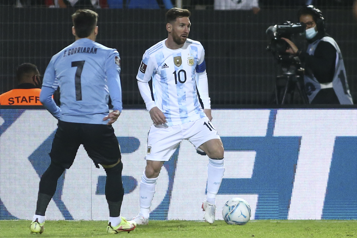 Con un golazo de Di María, Argentina se llevó mucho premio de Montevideo y quedó cerca de Qatar
