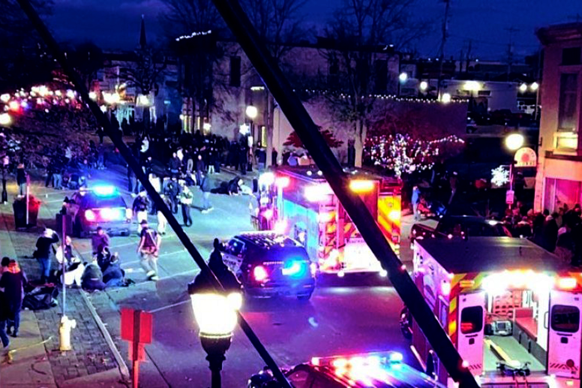 Una camioneta embistió un desfile navideño en Estados Unidos: al menos cinco muertos y 40 heridos