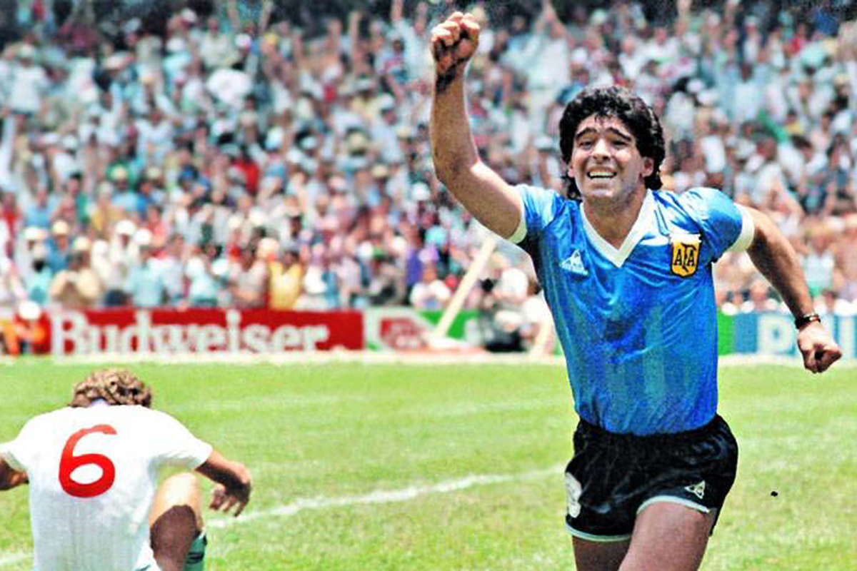 Se subasta la camiseta con la que Maradona le ganó a Inglaterra en 1986 por más de 5 millones de dólares