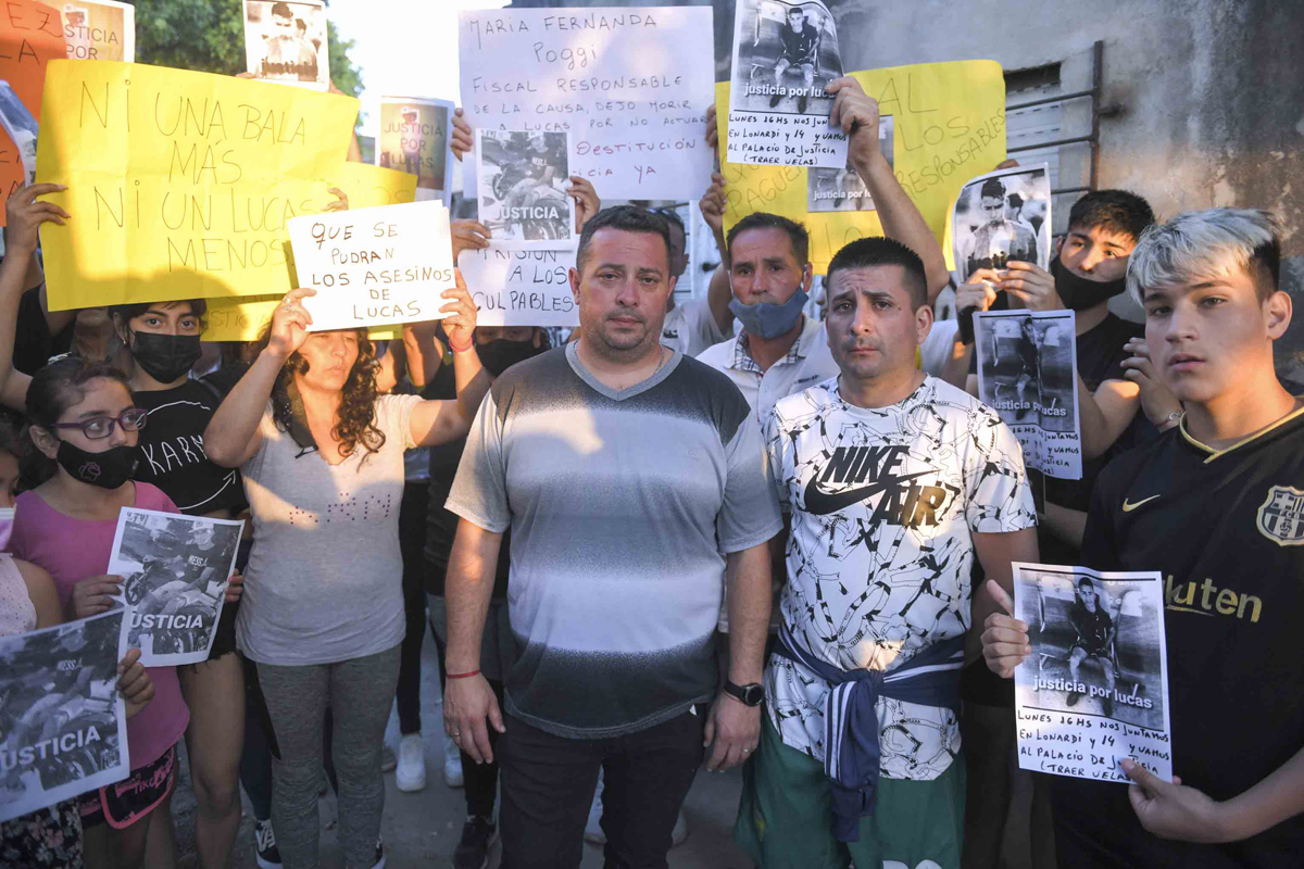 En su barrio de Florencio Varela, amigos y familiares marcharon por Lucas González