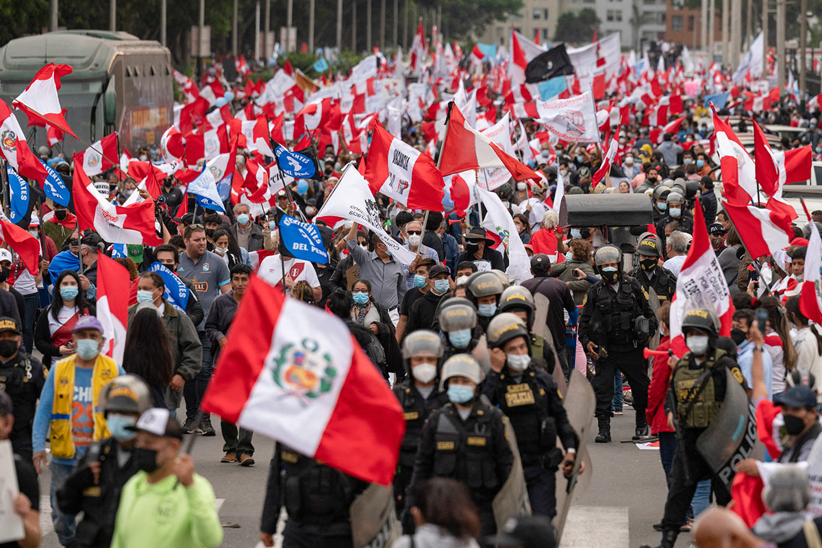 La oposición peruana avanza hacia el golpe: ¿podrá resistir Castillo?