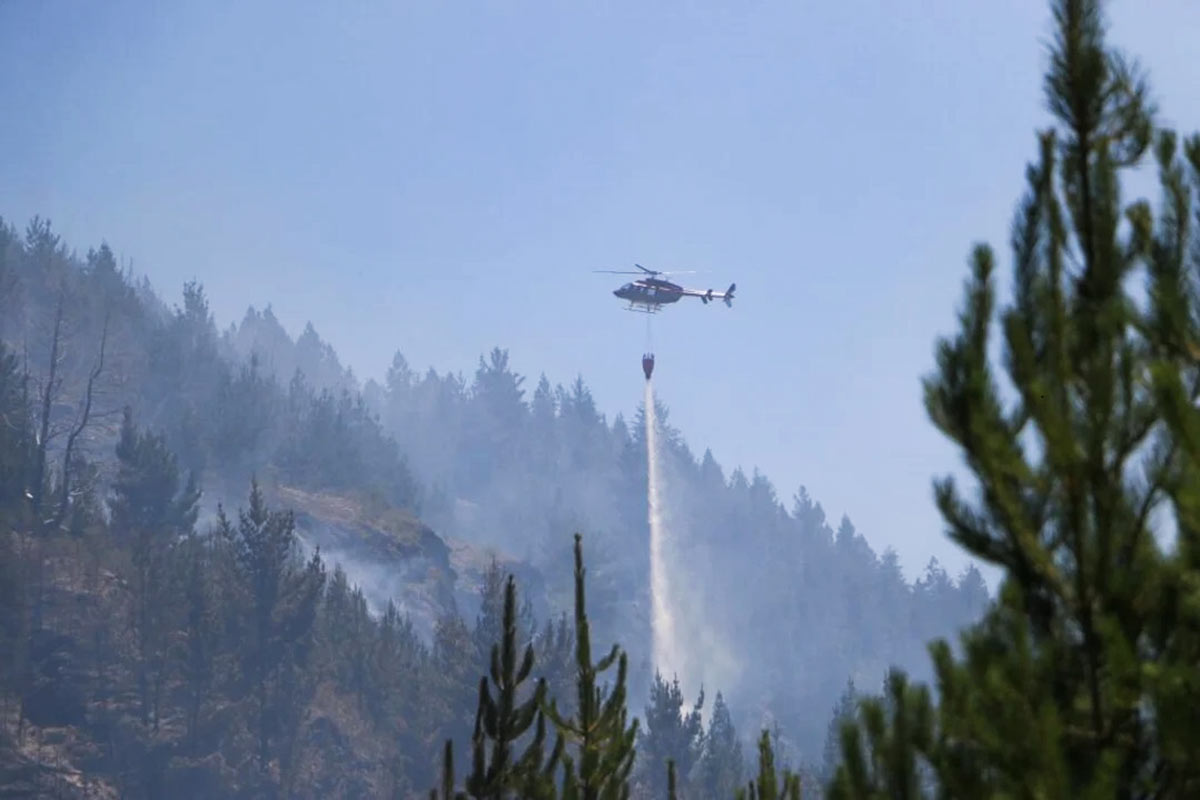 Cayó un helicóptero que combatía los incendios forestales en Aluminé