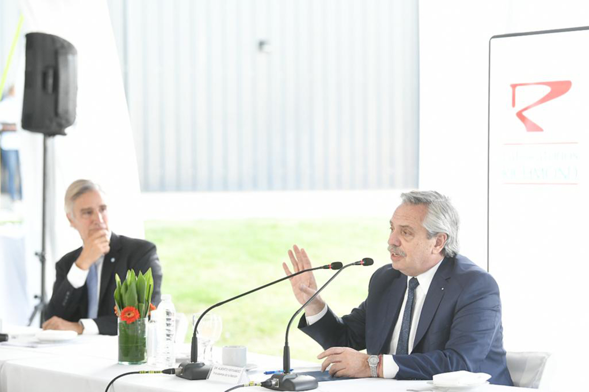 El presidente no hizo referencia a la suba de casos de Covid en la inauguración de una planta del Laboratorio Richmond