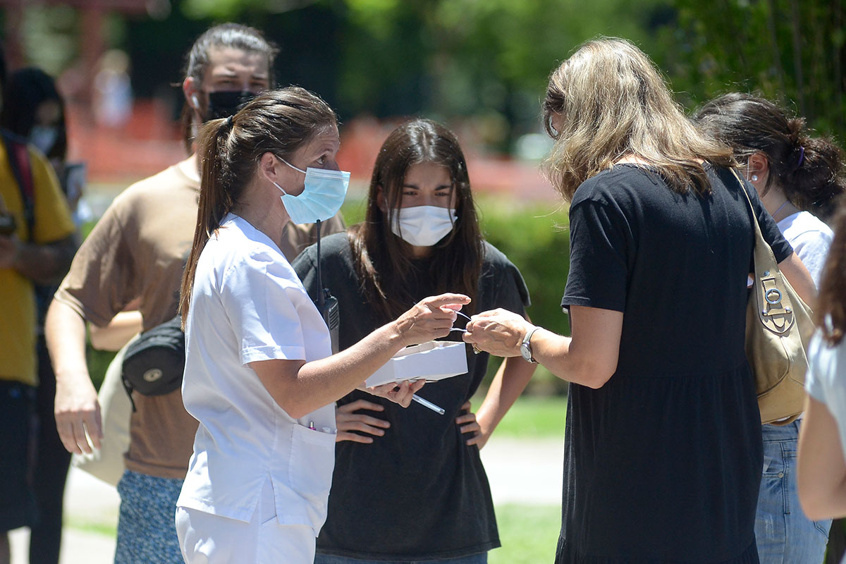 Científicos argentinos afirman que «las fake news amenazan el fin de la pandemia»