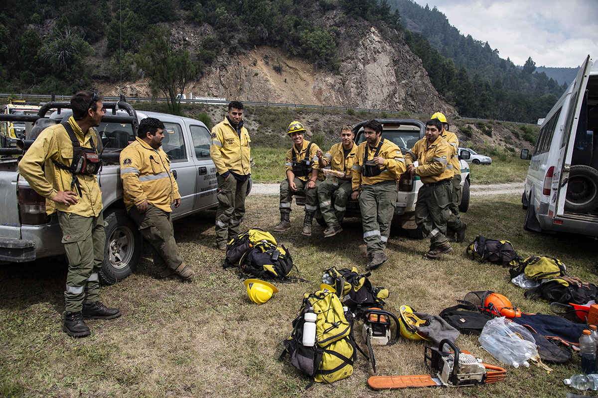 Trabajan con equipos de tierra para apagar los incendios cercanos a Bariloche y esperan lluvias