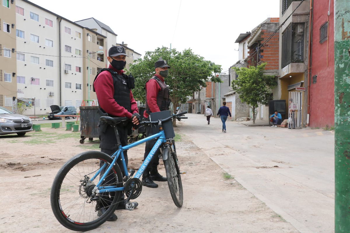 Los barrios porteños que concentran la mayor cantidad de comisarías son los que sufren más delitos y homicidios