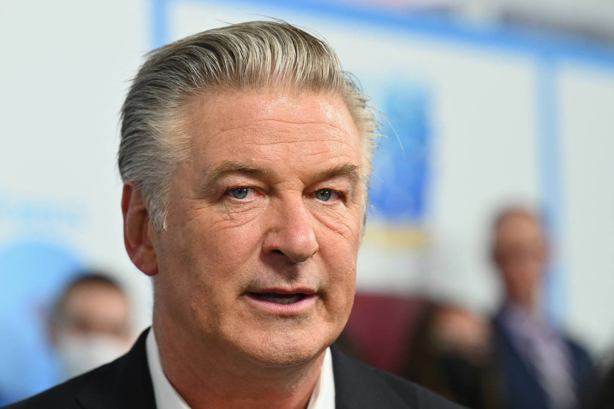 Alec Baldwin aseguró que no apretó el gatillo y denunció que «alguien puso una bala real en el arma»