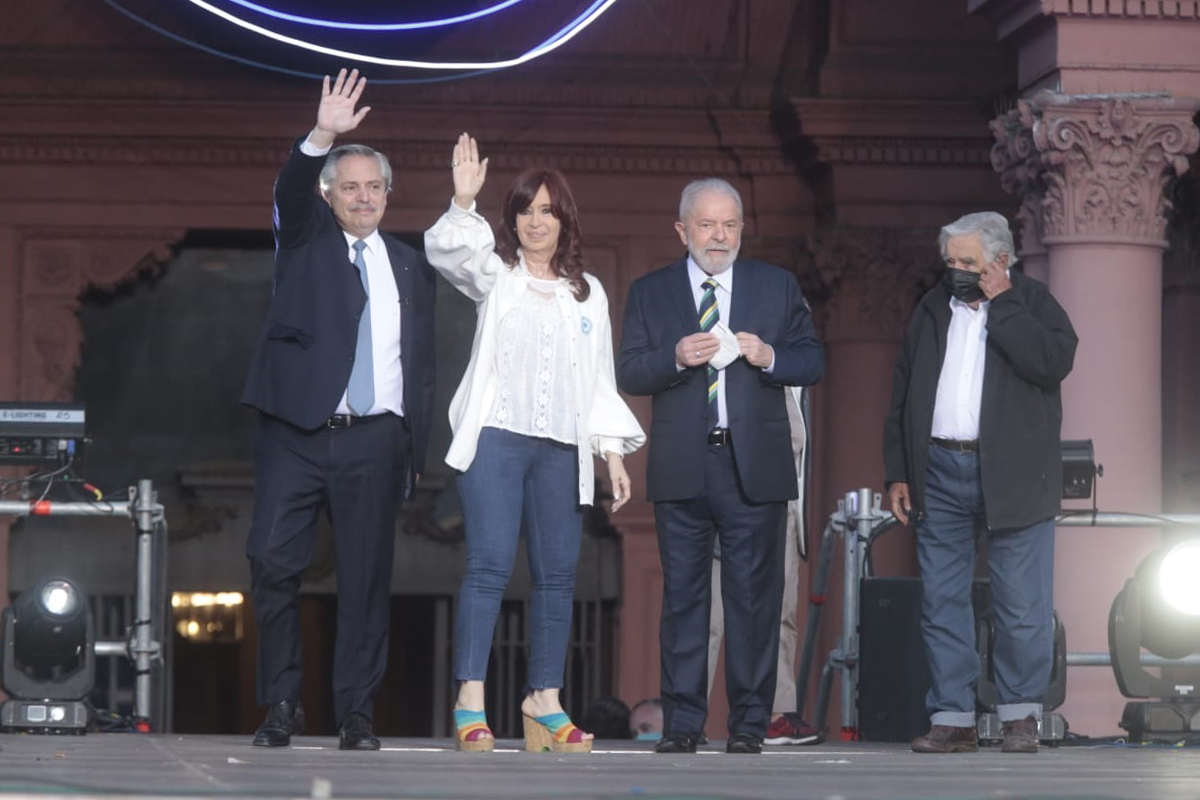 Cristina, Alberto, Pepe y Lula en Plaza de Mayo: un acuerdo sin ajuste con el FMI y la reconstrucción de la Patria Grande
