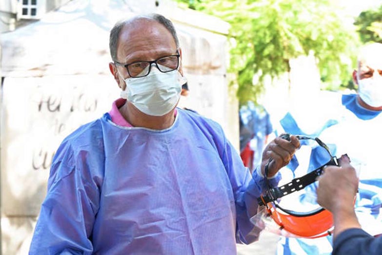 Los centros de testeos «están colapsados», afirmó el médico agredido del Hospital Santojanni
