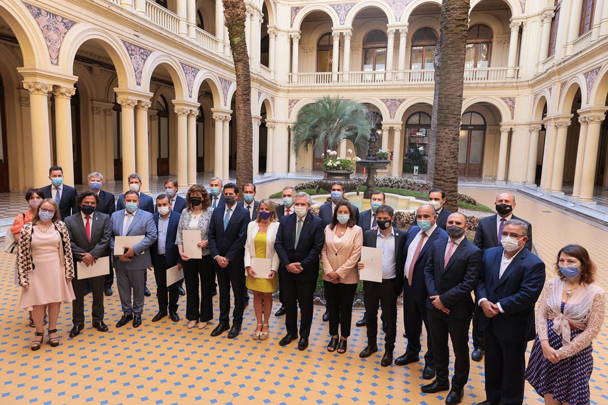 El Presidente encabeza la firma del Consenso Fiscal con 23 gobernadores en la Casa Rosada