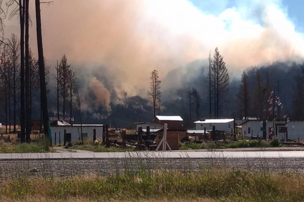 Sigue activo el incendio forestal en Lago Puelo