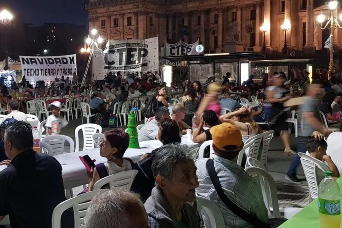 Desocupados y familias sin techo compartieron Nochebuena como método de protesta
