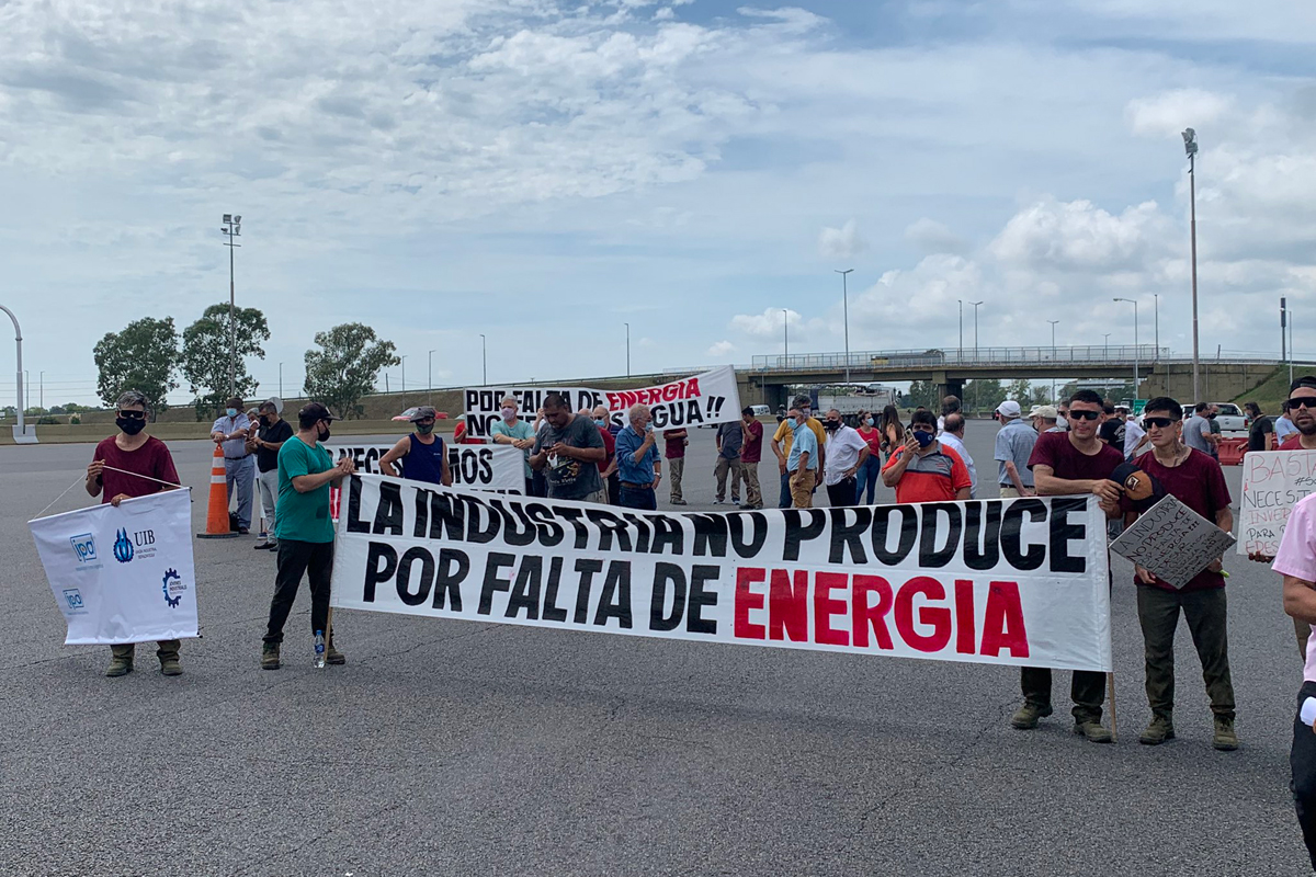 Pymes protestaron en la autopista contra los cortes de luz