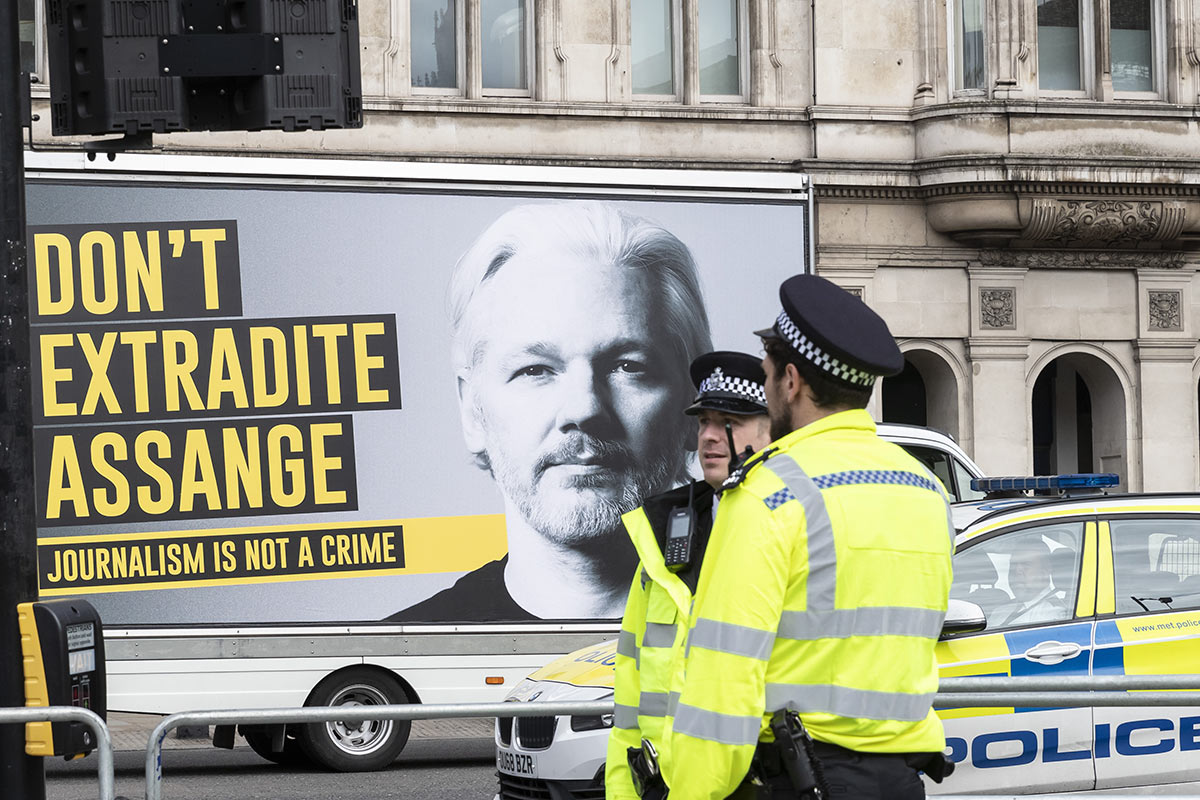 El futuro de Assange en manos de una activista en su contra