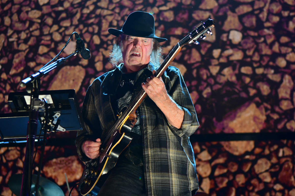 Neil Young advirtió que retirará su música de Spotify si la plataforma no da de baja un podcast antivacunas