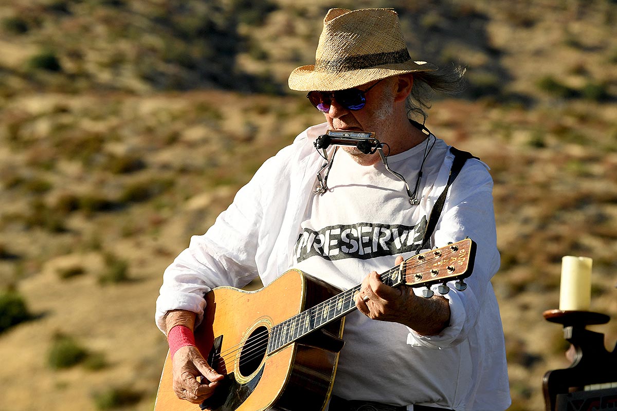 Cumple y dignifica: Neil Young retiró su catálogo de Spotify porque la plataforma decidió mantener un podcast antivacunas