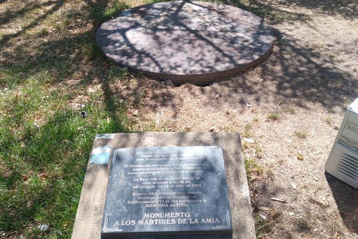 Robaron más de 300 placas del cementerio de La Tablada y dañaron un monumento a víctimas del atentado a la AMIA
