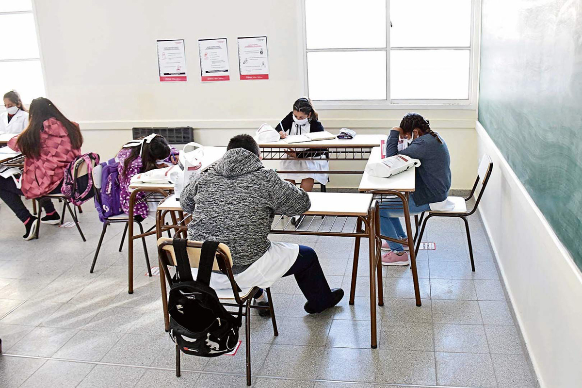 Ómicron en escuelas de España: en solo una semana de clases aumentaron un 156% los estudiantes con Covid