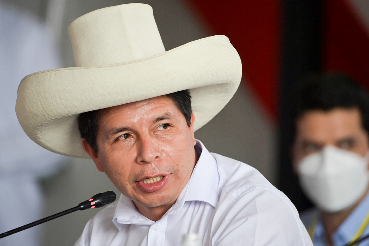 En Perú, hay un presidente asediado por el Congreso, la Justicia y el espectáculo