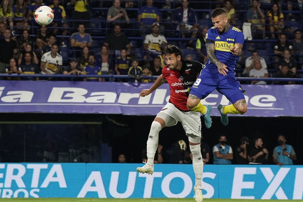 Benedetto vigente, 987 días después: flota en el aire, fabrica goles, saca la lengua