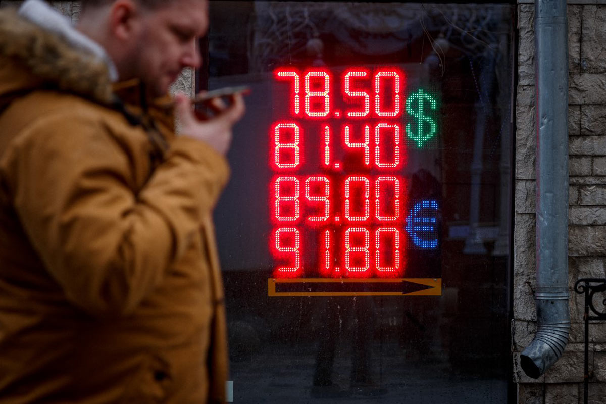 El rublo se desploma un 27% frente al euro y el dólar