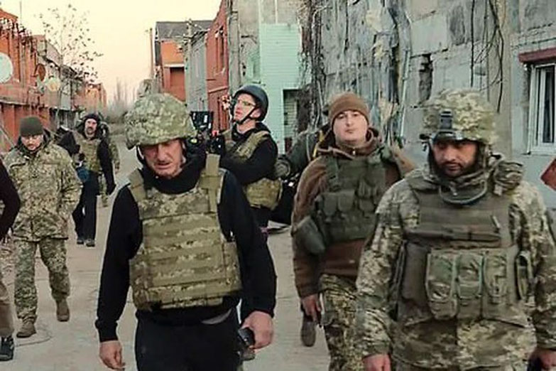 Cronista de guerra: Sean Penn está en Ucrania rodando un documental sobre la avanzada rusa