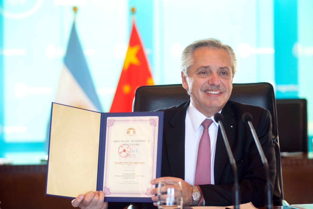 Alberto Fernández recibió título Honoris Causa de la universidad más importante de China