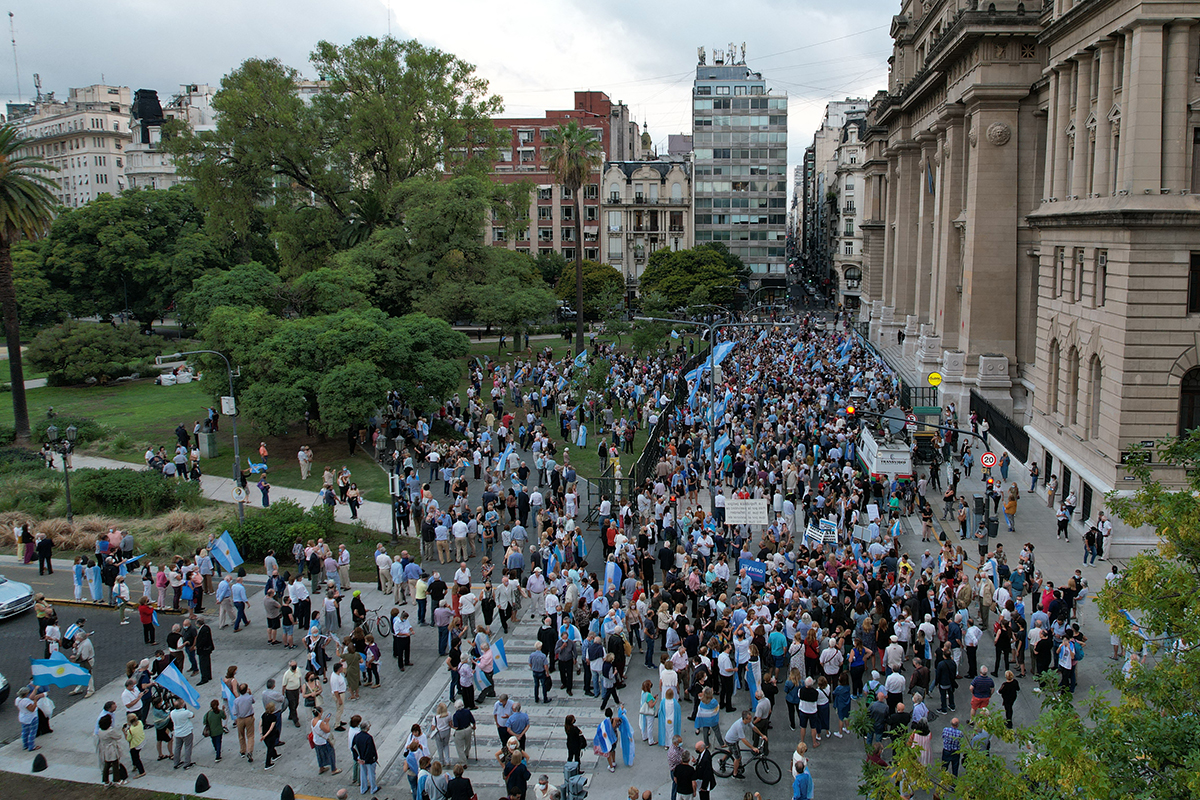 La derecha realizó su marcha en respuesta al 1F y defendió a los ministros de la Corte
