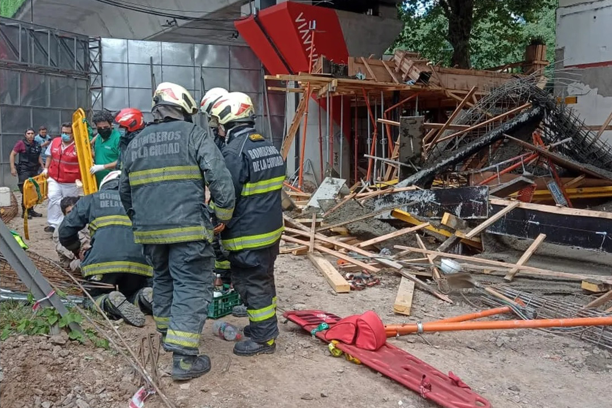 Un derrumbe en una obra bajo el ferrocarril Mitre dejó cinco heridos en Barrancas de Belgrano