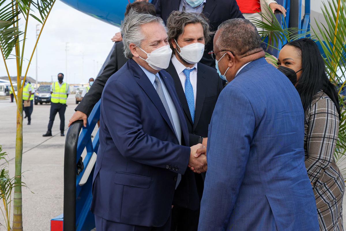 Alberto Fernández concluye su gira con una reunión con la primera ministra de Barbados