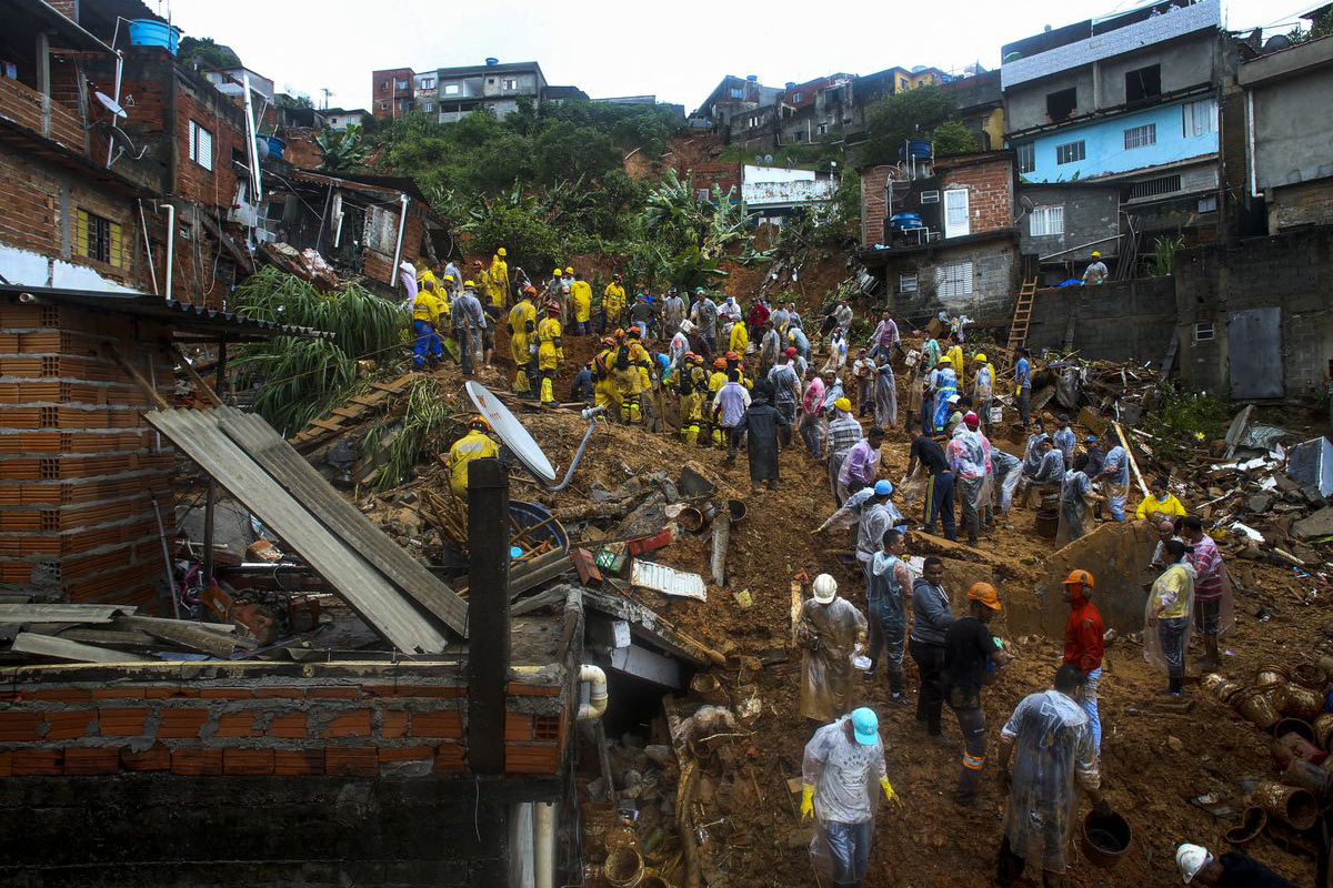 Lluvias fatales en Brasil: 104 muertos por derrumbes e inundaciones