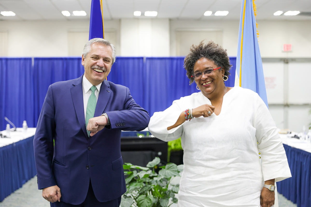 Con la cooperación entre países como eje, Fernández se reunió con la primera ministra de Barbados