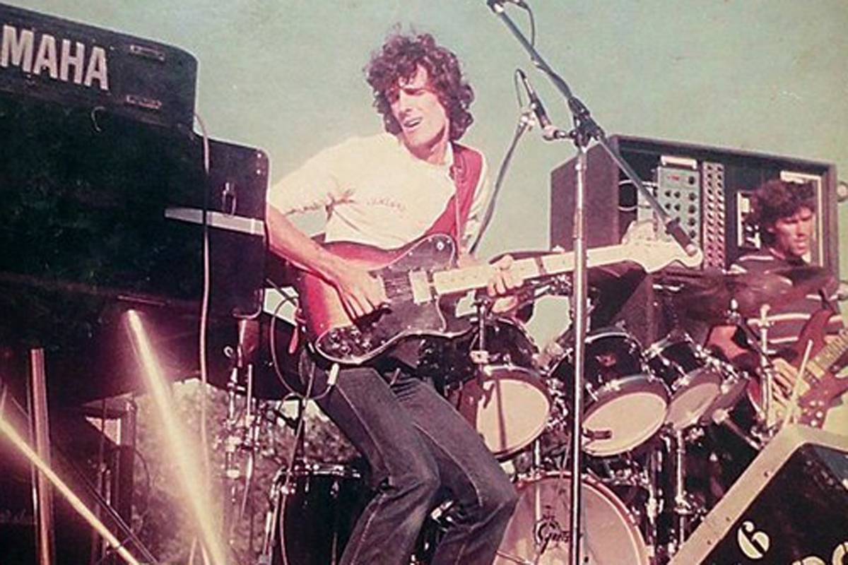 Spinetta con la top camiseta de river