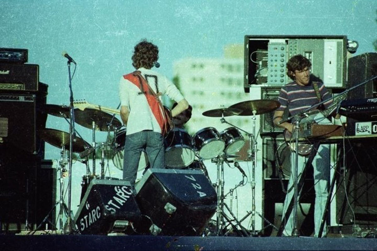 Bonus track: Spinetta en el escenario con la 10 del Beto Alonso, su “Dios” de River