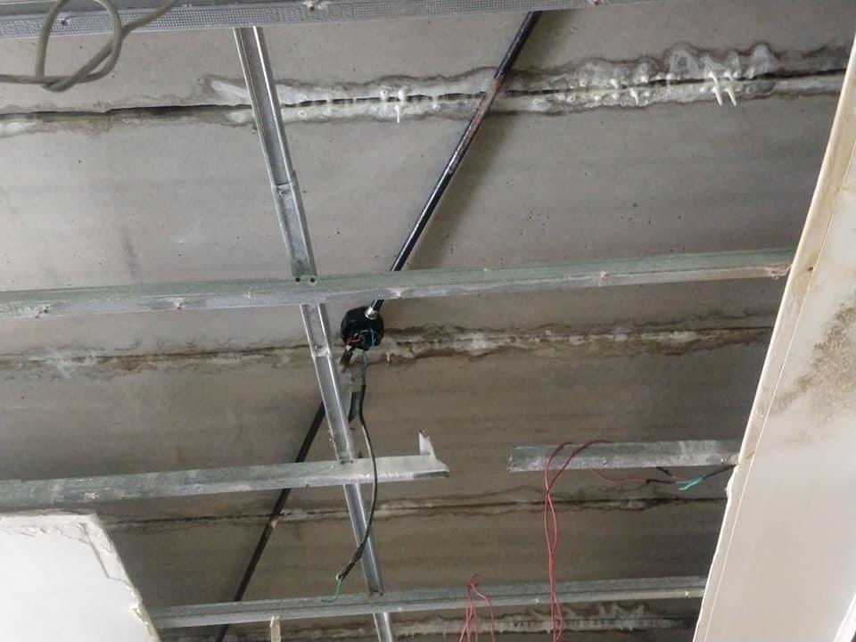 Caída de techos, paredes electrificadas y aulas inundadas: el estado crítico del Comercial 6 de Lugano 1 Caída de techos, paredes electrificadas y aulas inundadas: el estado crítico del Comercial 6 de Lugano